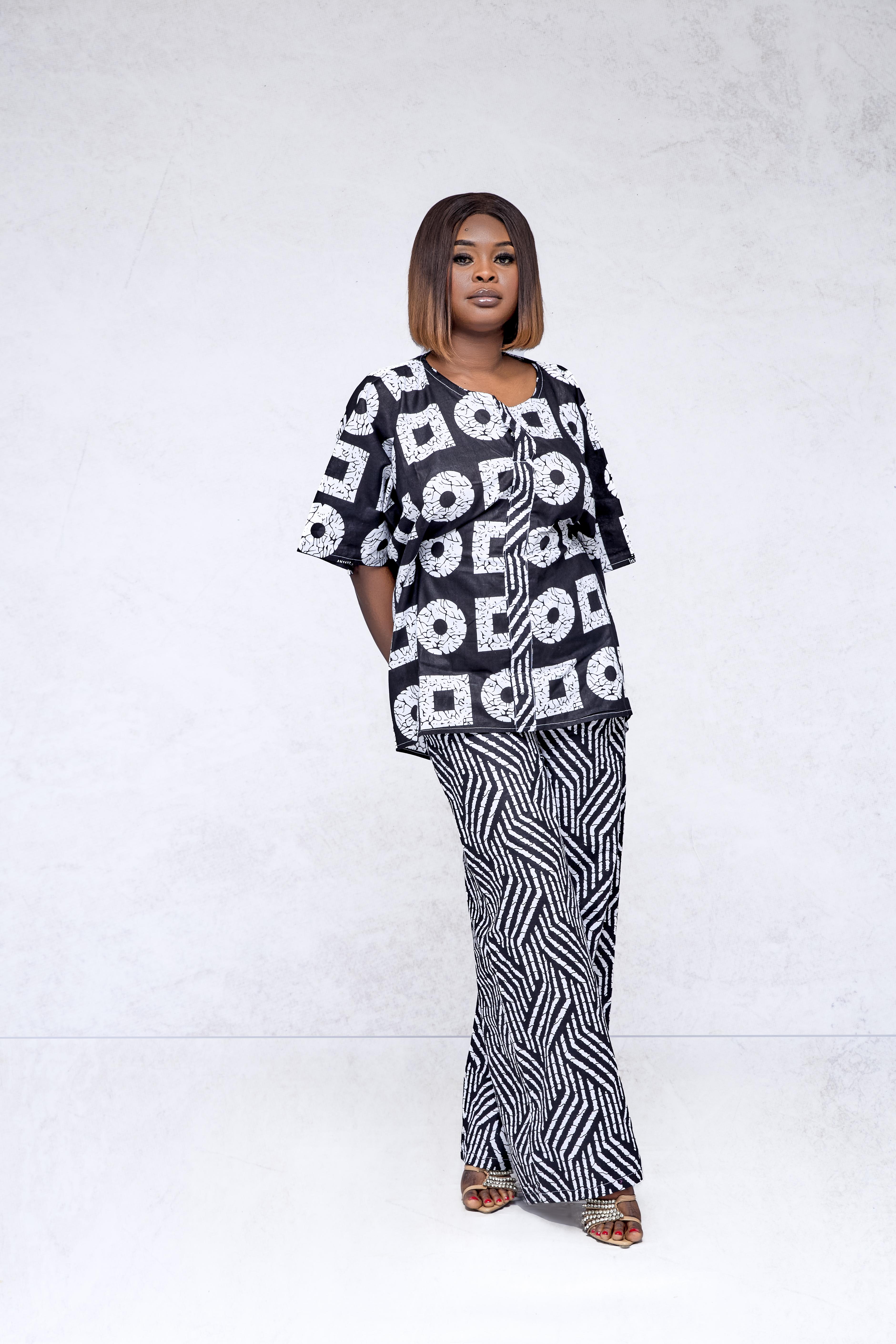 Zenitha Ray — Ensemble Boubou Noir & Blanc en Bazin