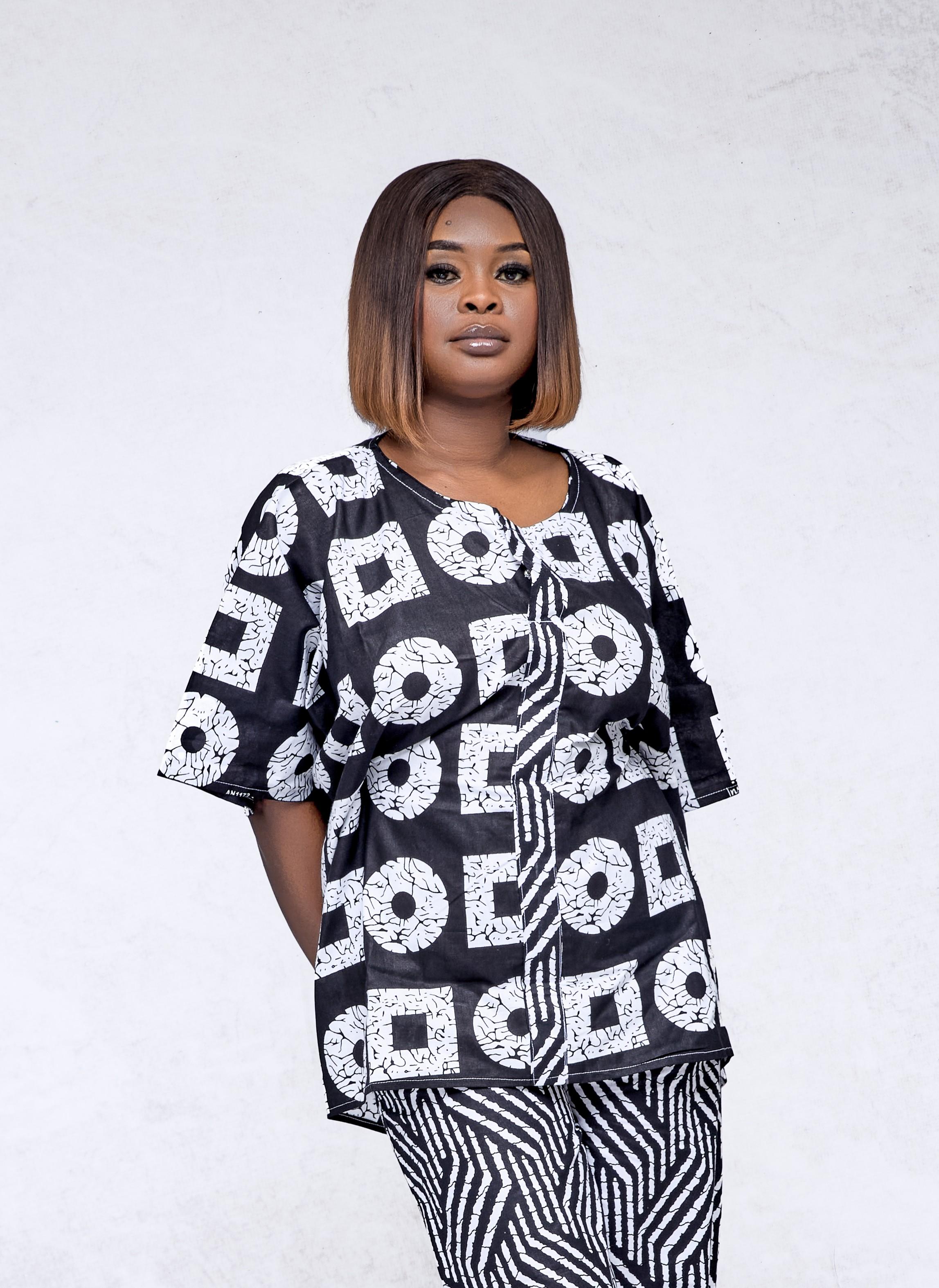 Zenitha Ray — Ensemble Boubou Noir & Blanc en Bazin