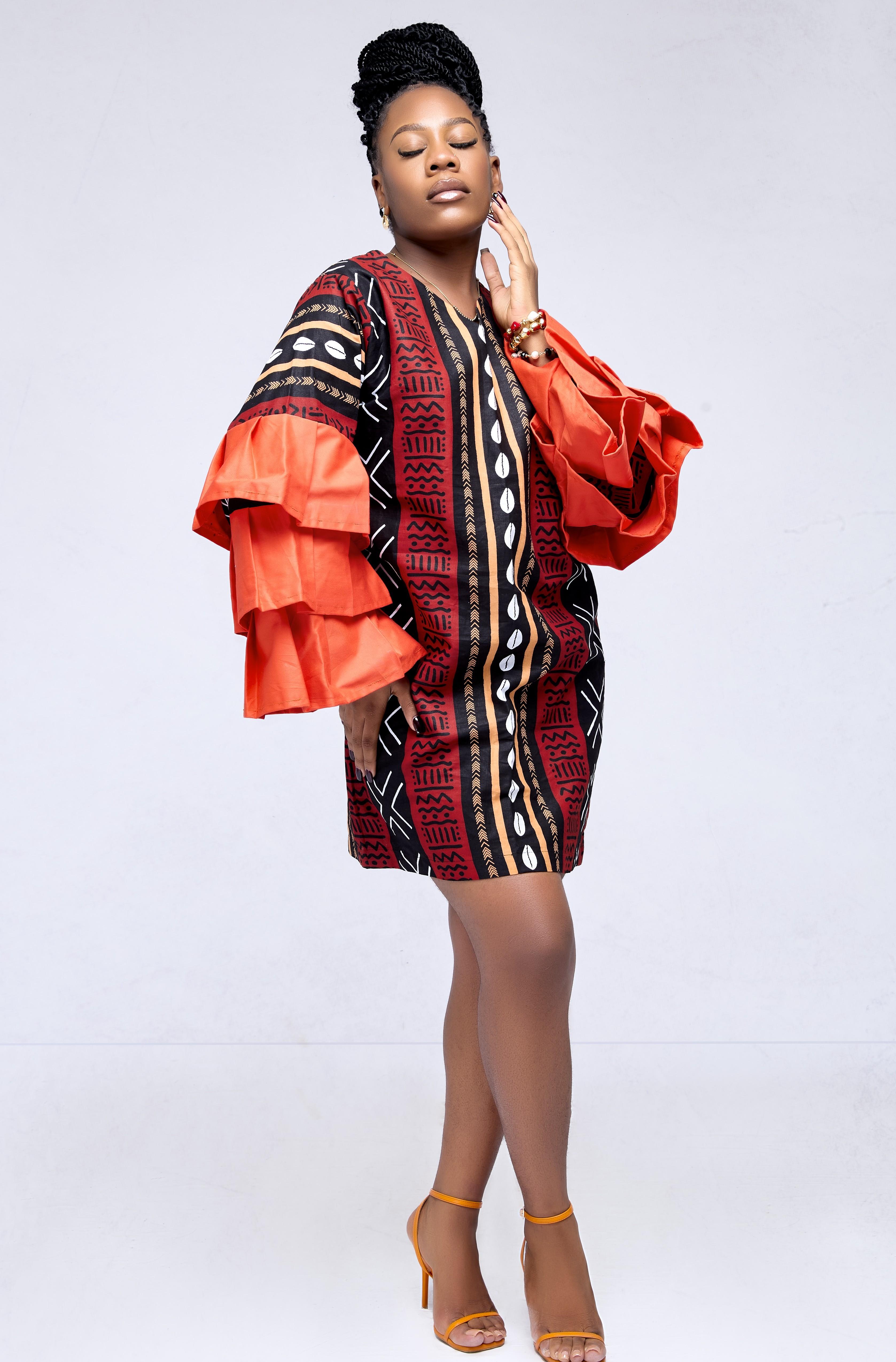 Kaelys Rise — Robe courte bogolan & manches origami